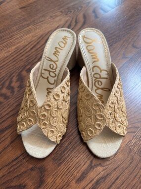 🦄🦄 SAM EDELMAN Tan Woven Rosette Slide Mules